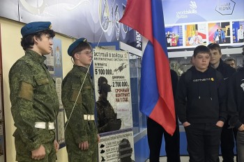 В ТЭТ прошла еженедельная линейка: студенты подняли флаг России